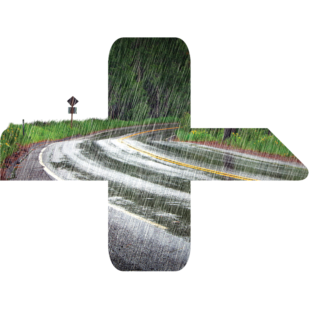 Drum umed cu ploaie care cade.